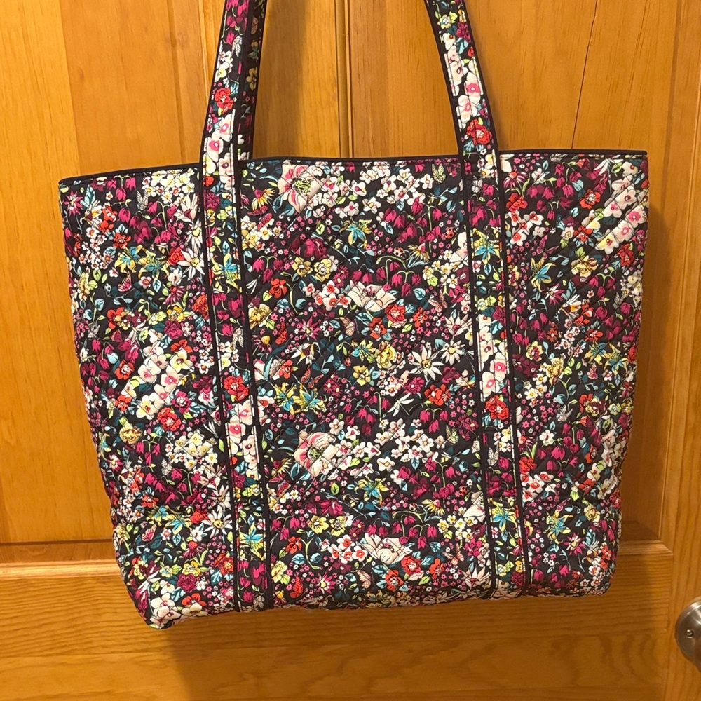 Vera Bradley cotton floral Tote in Itsy Ditsy floral pattern. - Picture 5 of 9